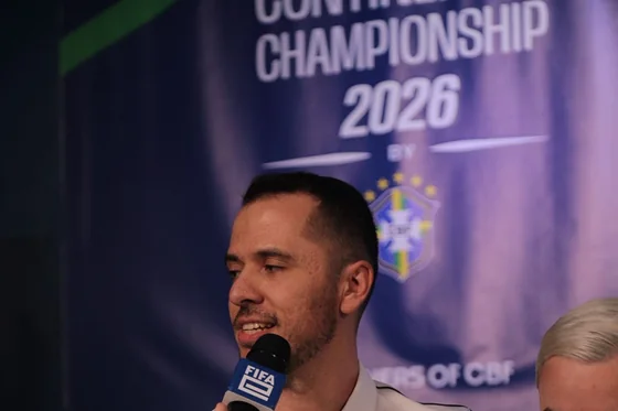 Thiago Avaré fala ao microfone da FIFAe no palco do Continental Championship 2026