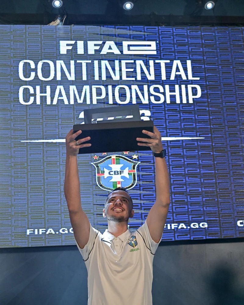 Thiago Avaré ergue o troféu do FIFAe Continental Championship 2026 pela Seleção Brasileira