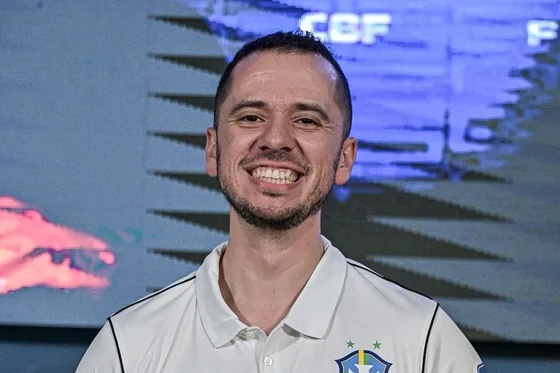 Thiago Avaré sorrindo após a conquista continental, com o escudo da CBF no peito